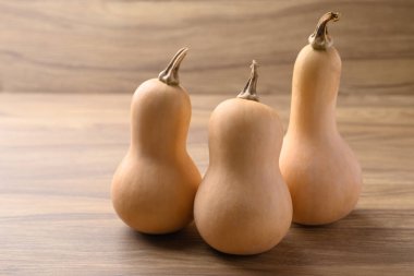 Tahta arka planda kabak ezmesi.