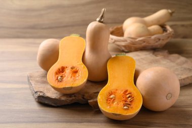 Tahta arka planda kabak ezmesi.