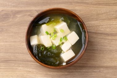 Tofulu Miso çorbası, yosun ve taze soğan, geleneksel Japon çorbası, masa üstü manzaralı.
