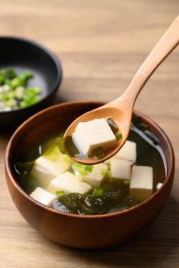 Tofulu Miso çorbası, yosun ve taze soğan, geleneksel Japon çorbası.