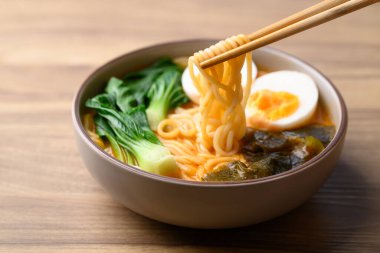 Yumurtalı baharatlı şehriye çorbası, yosun ve choy çubuklarla yenir, Asya eriştesi tarzı.