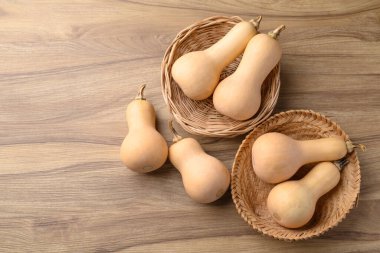 Ahşap zemin üzerinde kabak kabağı sepeti, masa üstü görünümü