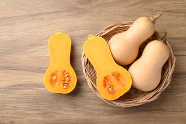 Ahşap zemin üzerinde kabak kabağı sepeti, masa üstü görünümü