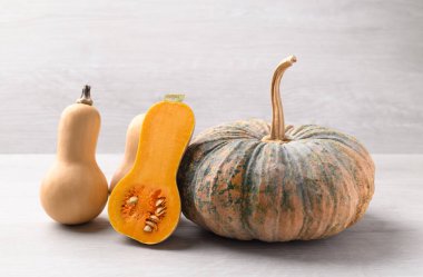 Beyaz masada kabak ve balkabağı, sonbahar sebzeleri.