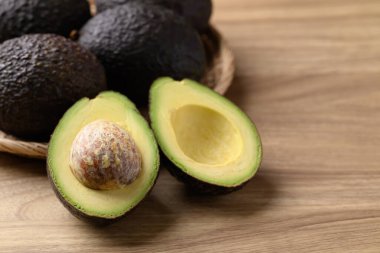 Olgun haç avokado meyvesi ahşap arka planda