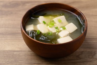 Tofulu Miso çorbası, yosun ve taze soğan, geleneksel Japon çorbası.