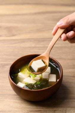 Tofulu Miso çorbası, yosun ve taze soğan, geleneksel Japon çorbası.