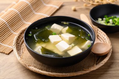 Tofulu Miso çorbası, yosun ve taze soğan, geleneksel Japon çorbası.