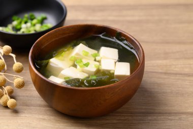Tofulu Miso çorbası, yosun ve taze soğan, geleneksel Japon çorbası.