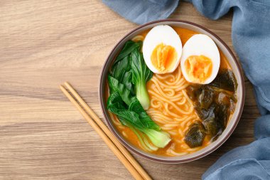 Yumurtalı baharatlı şehriye çorbası, yosun ve klozette bok çuvalı, Asya eriştesi tarzı, masa üstü manzaralı.