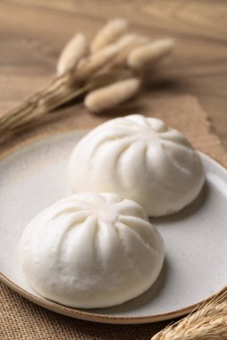 Domuz eti ve yumurtayla doldurulmuş Asya buğulama ekmeği.