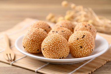 Susamlı kurabiye, susam tohumuyla kaplanmış kızarmış glutinous pirinç unu ve mung fasulyesi, fasulye ezmesi ya da tatlı hindistan cevizi ile dolu.