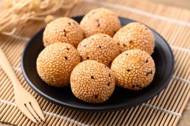 Susamlı kurabiye, susam tohumuyla kaplanmış kızarmış glutinous pirinç unu ve mung fasulyesi, fasulye ezmesi ya da tatlı hindistan cevizi ile dolu.