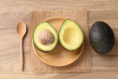 Olgun haç avokado meyvesi yemeye hazır, sağlıklı meyve, masa üstü görünümü
