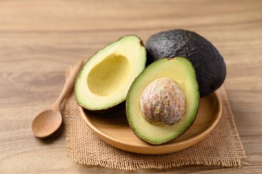 Olgun haç avokado meyvesi yemeye hazır, sağlıklı meyve.