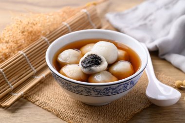 Tangyuan (Çin tatlısı), zencefil şurubuyla doldurulmuş glüten pirinç unu.