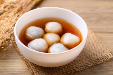 Tangyuan (Çin tatlısı), zencefil şurubuyla doldurulmuş glüten pirinç unu.