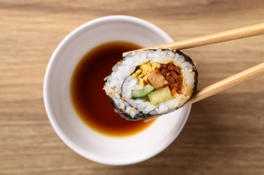 Gimbap veya kimbap, sebzeli pilav, et, yumurta ve soslu kurutulmuş yosunla sarılmış Kore yemeği.