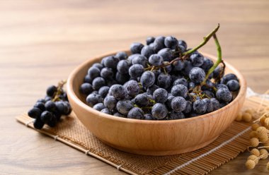 Tahta kasede siyah üzüm, tohumsuz üzüm.