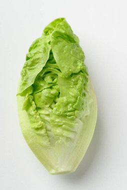 Bebek çünkü beyaz arka planda marul romaine, taze sebze