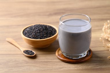 Siyah susam sütü, bitkiden yapılan alternatif süt (süt içermeyen)