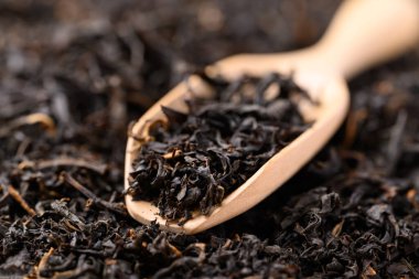 Tahta kepçe içinde kurumuş siyah çay yaprakları.