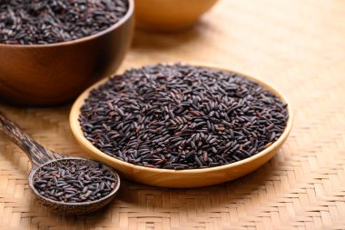 Organik pirinç meyvesi veya ahşap tabakta mor pirinç, kaşık, Tayland pilavı.