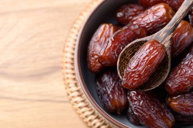 Birbirine girmiş kat kat tomurcukları olan yüksek hurma ağaçları yetiştirdik;