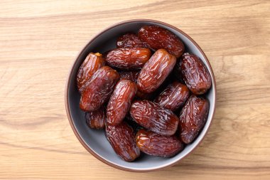 Hurma ağacının tomurcuğundan da yere sarkmış salkımlar vardır.