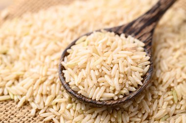 Tahta kaşıkta organik yasemin esmer pirinç tohumu, Tayland pirinci.