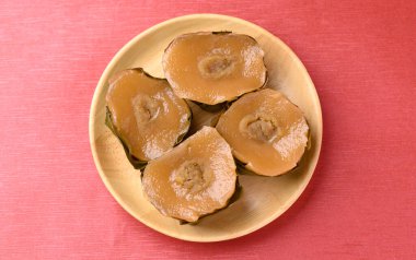 Yapışkan pirinç keki (Nian Gao), Çin Yeni Yıl pastası kırmızı arka planda, Top view
