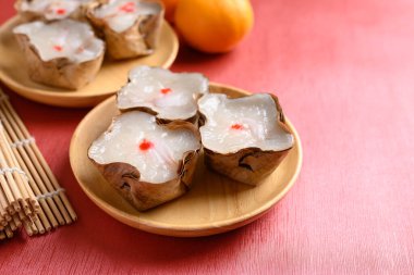 Kırmızı arka planda hindistan cevizli pirinç keki, Çin Yeni Yıl keki.