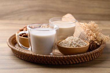 Alternatif süt, bitkiden yapılan ahşap arka plan, süt ürünleri, vejetaryen yiyecekler.