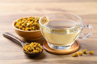 Kasımpatı çayı bardakta kurutulmuş kasımpatı çiçekleri, sağlıklı bitkisel içecekler.