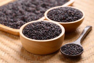 Organik pirinç meyvesi veya ahşap kasede mor pirinç, kaşık, Tayland pilavı.