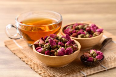 Kurumuş gül tomurcuğuyla fincanda gül çayı, sağlıklı çiçek çayı.