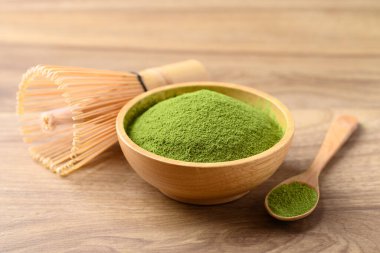 Kavanozda kibrit tozu, kaşık ve ahşap arka planda chasen.