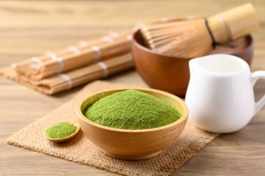 Tahta kasedeki kibrit yeşil çay tozu kaşık ve chasen ile.