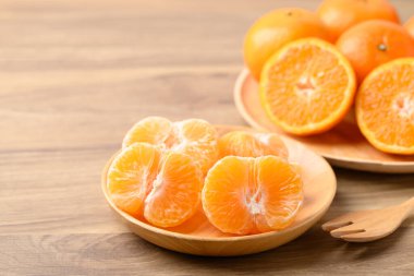 Mandalina portakal meyvesi ahşap tabakta yemeye hazır.