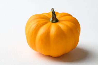 Turuncu Jack beyaz arka planda küçük bir balkabağı olacak