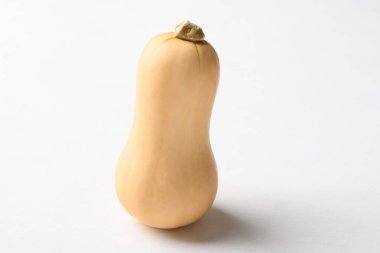 Beyaz arka planda taze tereyağlı kabak.