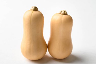 Beyaz arka planda taze tereyağlı kabak.