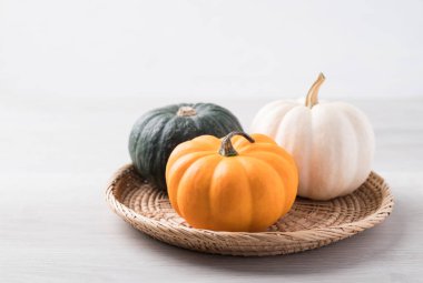 Jack, beyaz arka planda küçük balkabağı ve kabak kabağı olsun