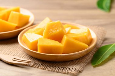 Tahta tabakta küp mango yemeye hazır, yaz mevsiminde tropikal meyve.