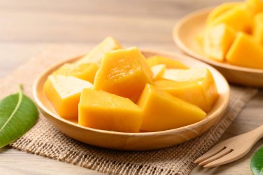 Tahta tabakta küp mango yemeye hazır, yaz mevsiminde tropikal meyve.