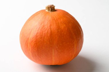 Beyaz arkaplanda turuncu Hokkaido kabağı