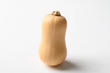 Beyaz arka planda taze tereyağlı kabak.