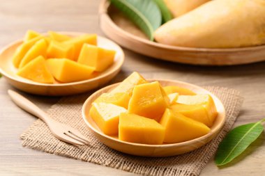 Tahta tabakta küp mango yemeye hazır, yaz mevsiminde tropikal meyve.