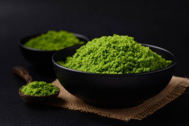 Kurtçuk ya da kara arka planda su yiyeceği sağlıklı, yenebilir, yüksek protein ve lif içeren küçük su bitkisi.