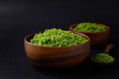 Kurtçuk ya da kara arka planda su yiyeceği sağlıklı, yenebilir, yüksek protein ve lif içeren küçük su bitkisi.